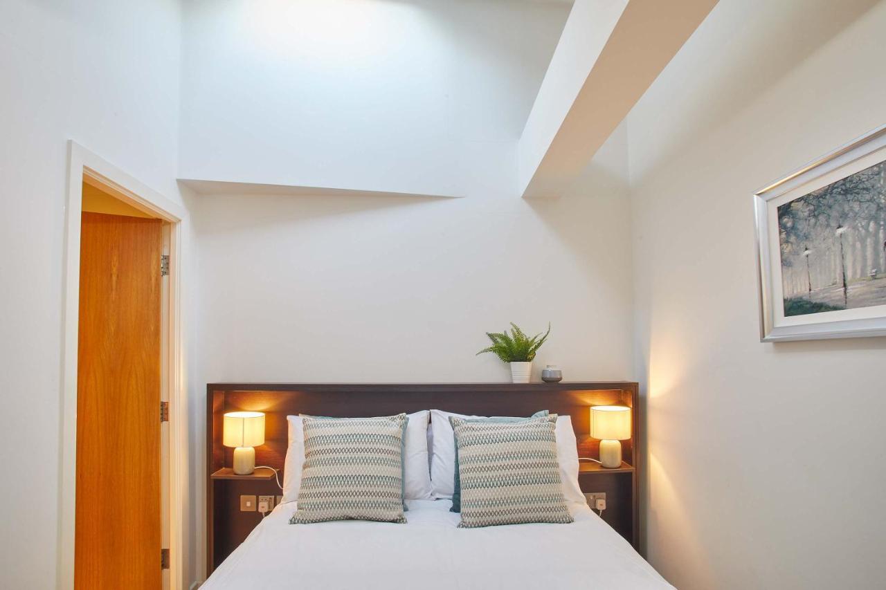 Host & - No 7 Regent House