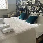 King Size Bed & En Suite Rolled Top Bath Private Lane