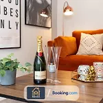 Stylish Two Bed Town Centre Apartment By Movida Property Group Short Lets & Serviced Accommodation With Parking