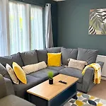 Large House - Relocating Families - Business Stays