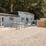 Stunning Lodge With Hot Tub On Private Lake