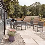 Stunning Lodge With Hot Tub On Private Lake