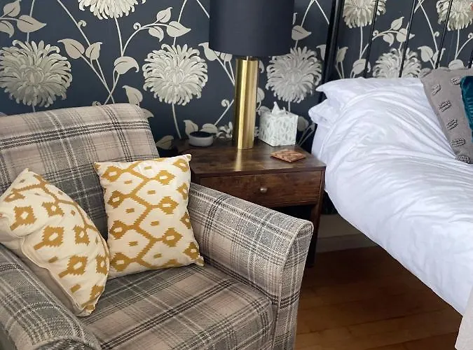 King Size Bed & En Suite Rolled Top Bath Private Lane
