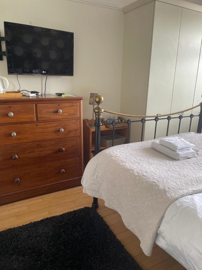 King Size Bed & En Rolled Bath Private Lane *