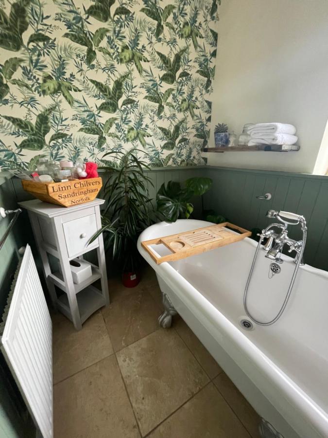 King Size Bed & En Rolled Bath Private Lane Homestay