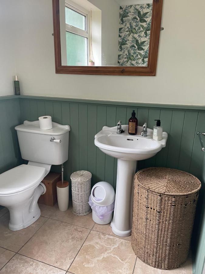 King Size Bed & En Rolled Bath Private Lane Homestay