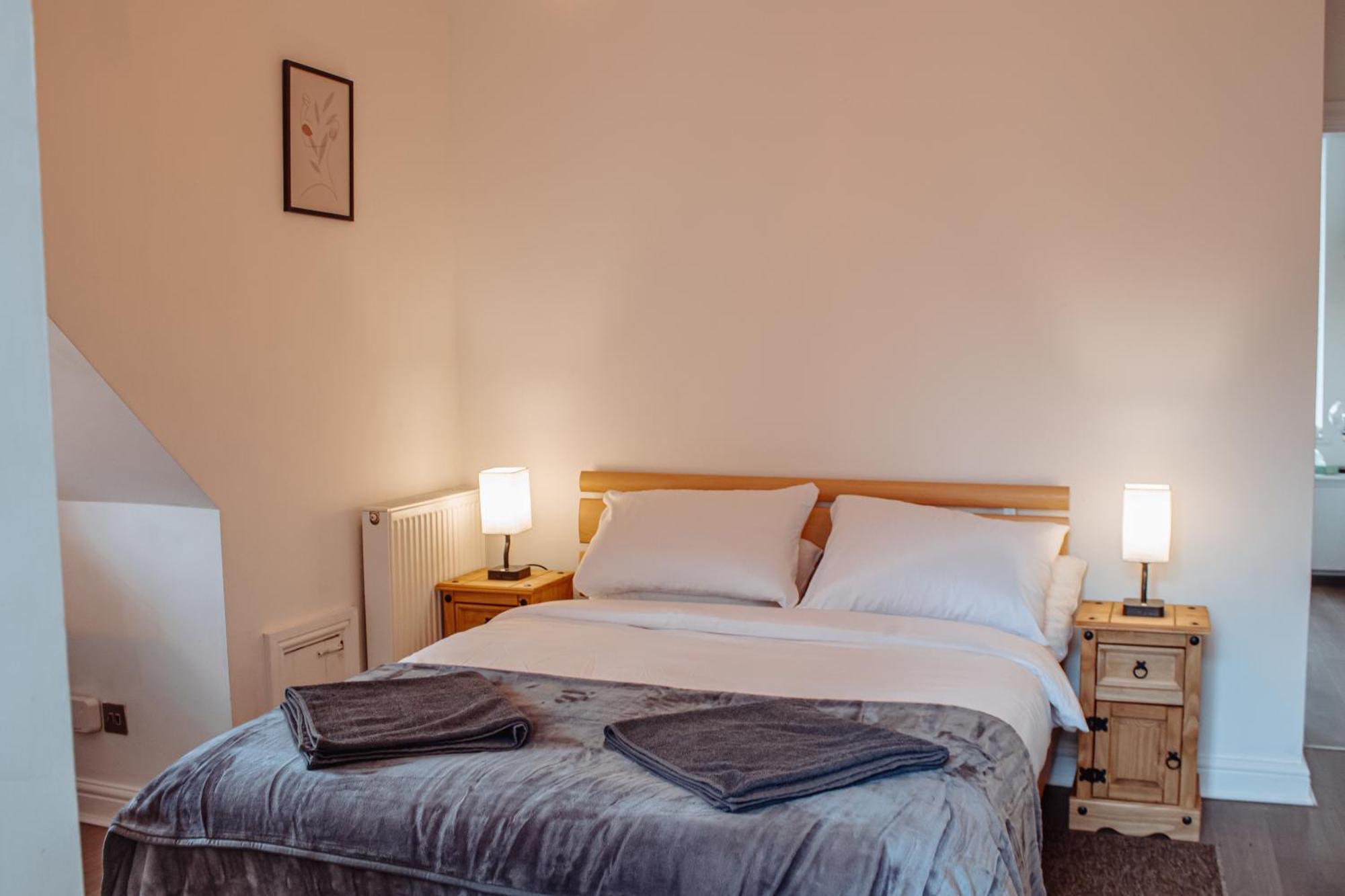 Spacious Flat With Free Parking Apartment *