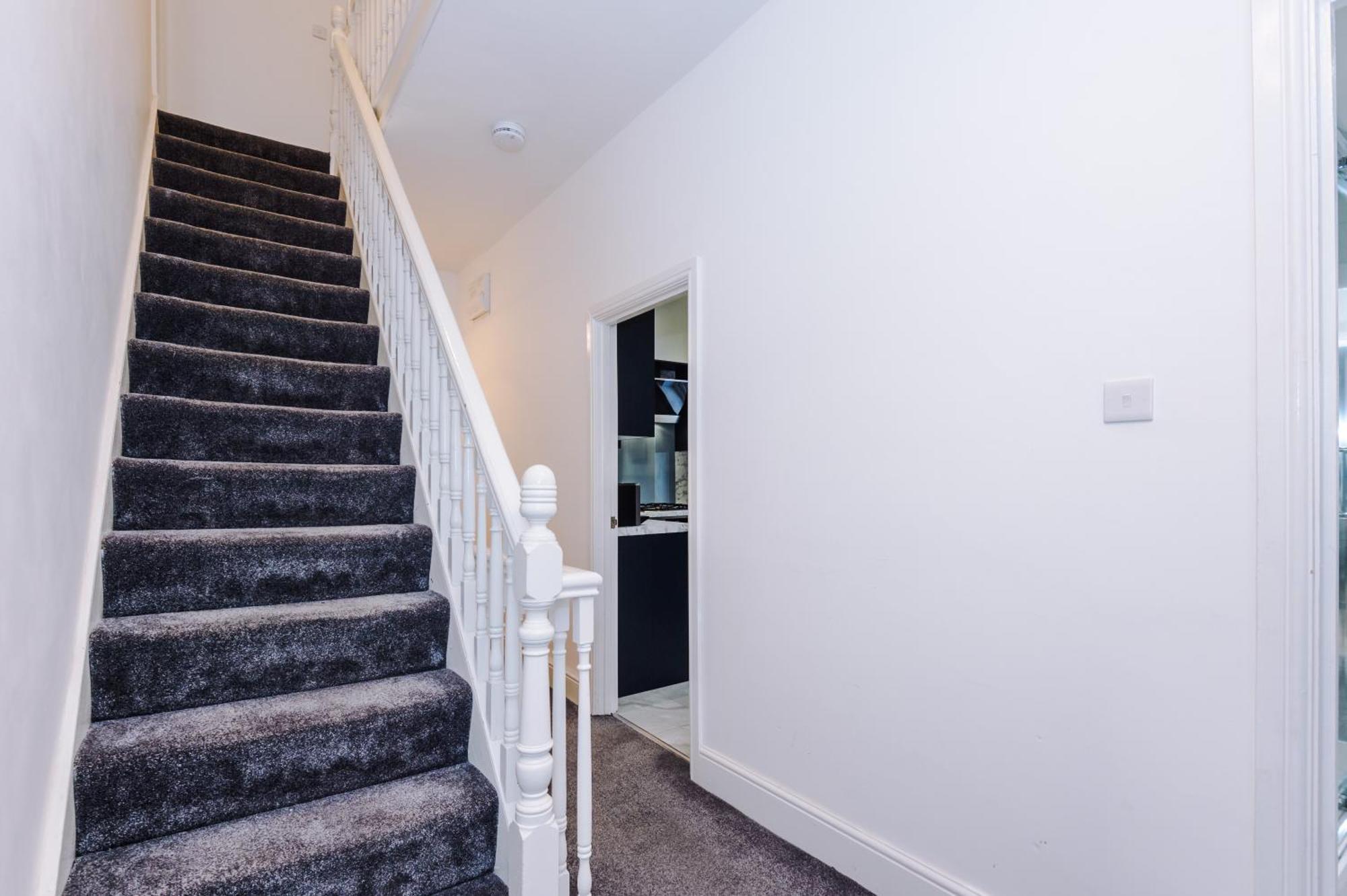 Stylish Boutique Flat In Harrogate - Sleeps 16 *