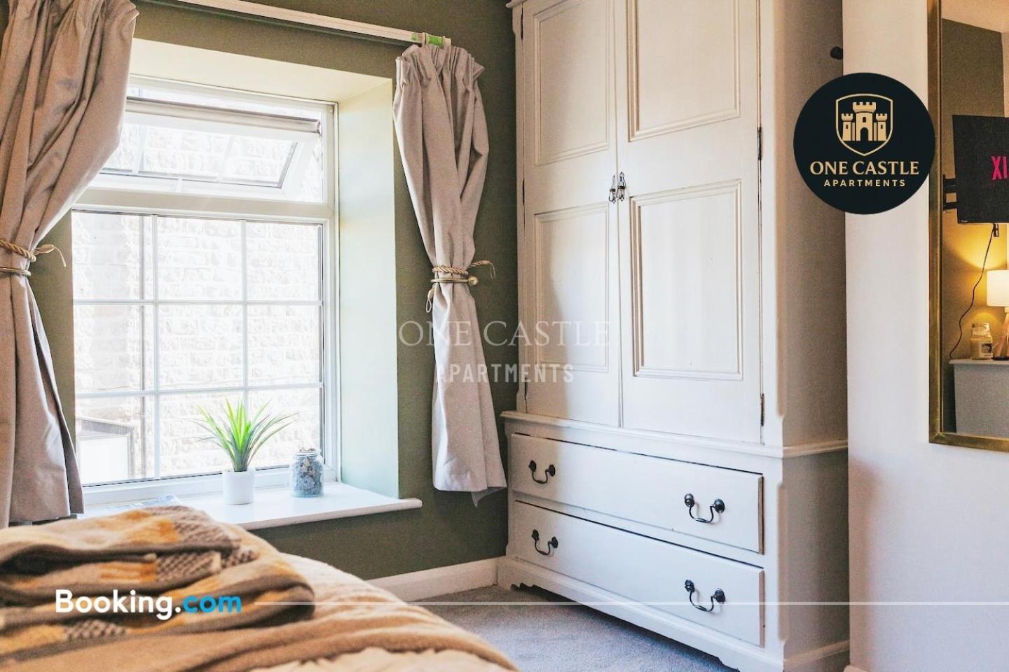 Premium L Last-minute Escape L Free Parking I Garden I Sleeps 6 L 3 Bed & 2 Bath I One Castle Short-lets And Serviced